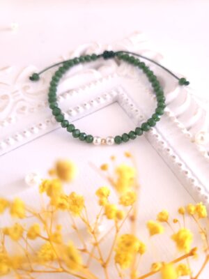 Bratara cu o bila din Aur 585 de 14k de 2.5 mm cu cristale fatetate de sticla verde smarald cu doua perle